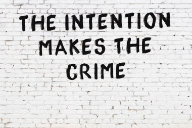 Beyaz tuğla duvar ve bilgece alıntıların yazılı olduğu siyah yazı.