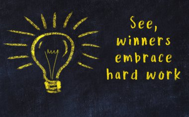 Bir karatahtaya ve bir ampul çizimine elle yazılmış akıllı bir alıntı.