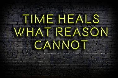 Zekice ve motive edici bir alıntı. Karanlıkta duvarda neon levhası