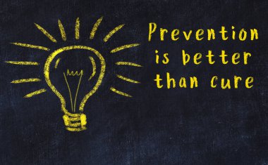 Bir karatahtaya ve bir ampul çizimine elle yazılmış akıllı bir alıntı.