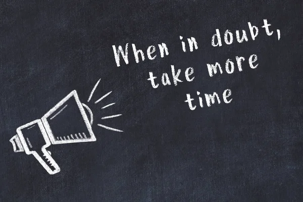 Bir hoparlörün tebeşir çizimi ve siyah karatahtaya el yazısıyla yazılmış alıntılar