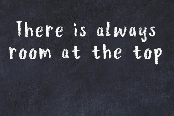 Siyah masa üzerine tebeşirle yazılmış zekice bir söz.