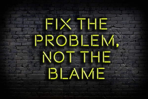 Zekice ve motive edici bir alıntı. Karanlıkta duvarda neon levhası