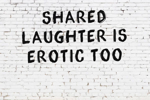 Beyaz tuğla duvar ve bilgece alıntıların yazılı olduğu siyah yazı.