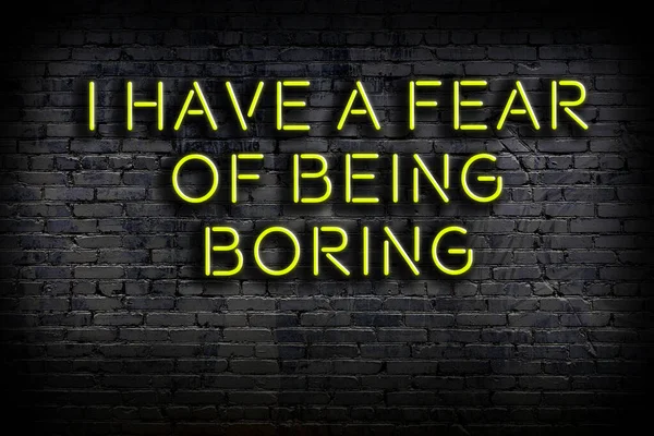 Tuğla duvardaki ışıklı neon tabela olarak bilgece alıntı