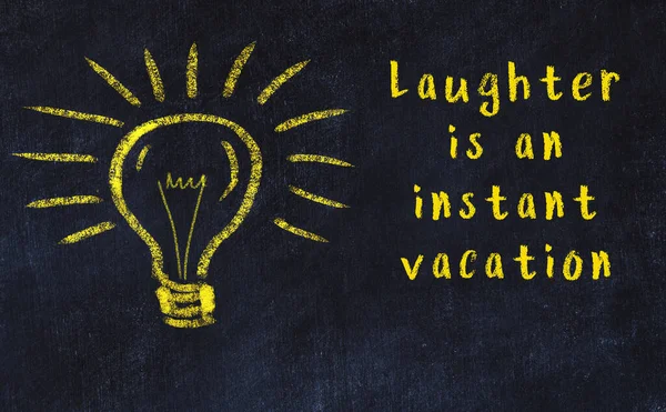 黒の黒板に電球の賢明な引用とチョークの描画 — ストック写真