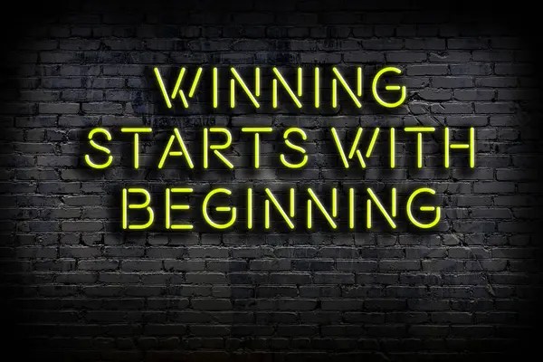 Zekice ve motive edici bir alıntı. Karanlıkta duvarda neon levhası