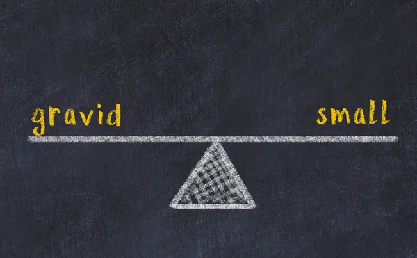Küçük ve ağır arasındaki denge kavramı. Üzerinde pullar ve kelimeler olan siyah bir karatahta.