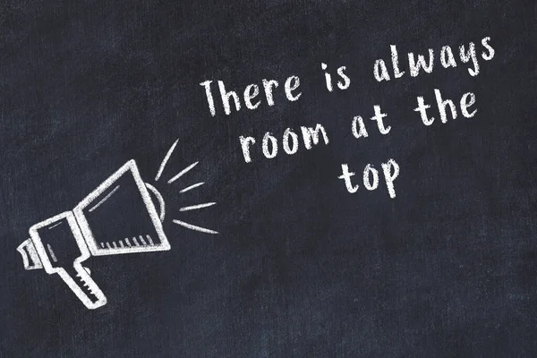 Bir hoparlörün tebeşir çizimi ve siyah karatahtaya el yazısıyla yazılmış alıntılar