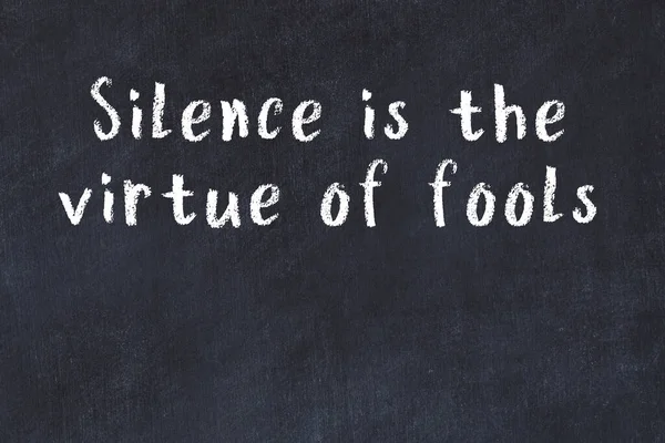 Siyah masa üzerine tebeşirle yazılmış zekice bir söz.