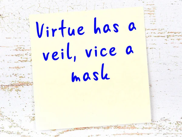 Sarı yapışkan not, ahşap duvarda el yazısıyla yazılmış zekice bir alıntıyla.