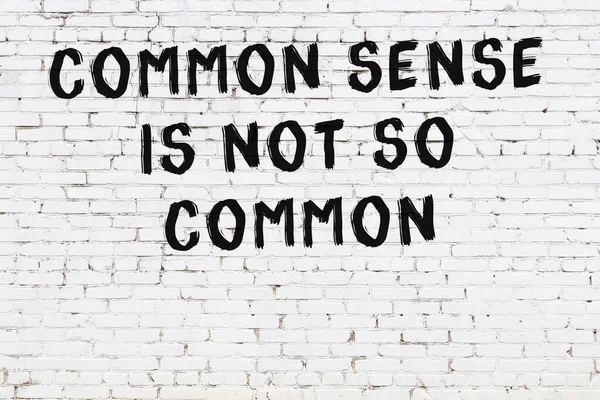 Beyaz tuğla duvar ve bilgece alıntıların yazılı olduğu siyah yazı.