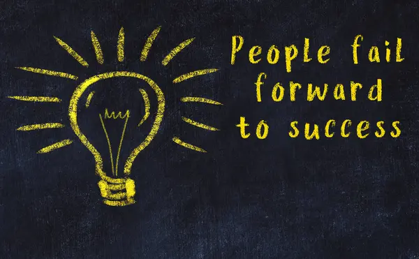 Bilgece bir alıntı ve siyah karatahtaya bir ampul çizimi