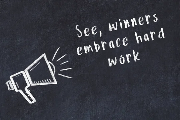 Bir hoparlörün tebeşir çizimi ve siyah karatahtaya el yazısıyla yazılmış alıntılar