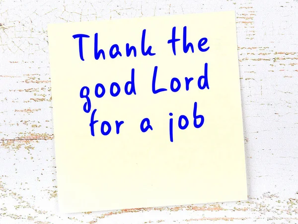 Tahta duvarda asılı sarı yapışkan nota elle yazılmış bilgece bir alıntı.