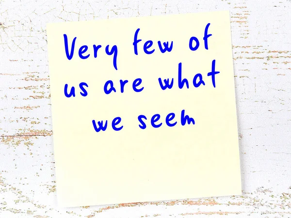 Sarı yapışkan not, ahşap duvarda el yazısıyla yazılmış zekice bir alıntıyla.