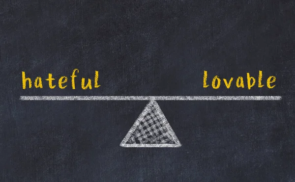 Kara tahtada nefret dolu ve sevilen kelimelerle tebeşir çizimi. Denge kavramı