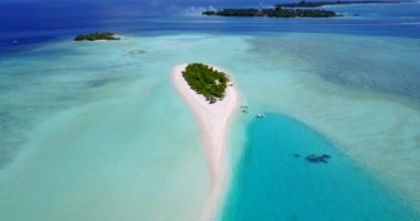 Tropik ada seyahati konsept videosunun turkuaz mavi suyuyla deniz manzarası 