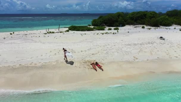 Воздушный Вид Красивых Молодых Девушек Тропическом Пляже — стоковое видео