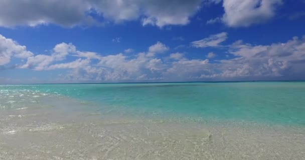 Lotnicza panorama drona raj zatoka plaża wakacje przez aqua błękitne morze z białym, piaszczystym tle — Wideo stockowe