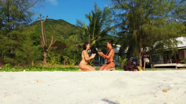 Twee Jonge Vriendinnen Zitten Aan Zandige Zeekust Spelen Handgeklap Mooie — Stockvideo