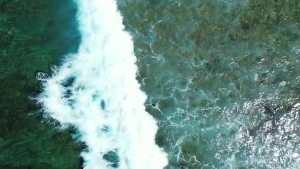 Zonnige textuur van perfecte kustlijn strand levensstijl door transparante zee met wit zand achtergrond voor zonsondergang Rechtenvrije Stockvideo's