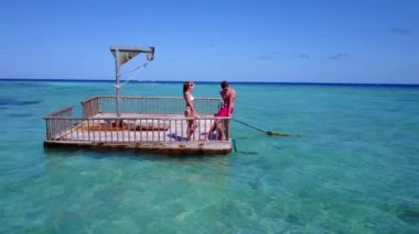 Güzel genç çift tatilin tadını çıkarıyor, seyahat konsepti videosu