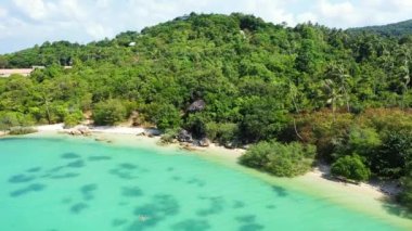 Kıyı şeridinde sığ su. Barbados, Karayipler 'e egzotik yolculuk. 