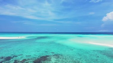 Turkuaz deniz kenarı havadan bakıldığında. Endonezya, Bali 'de tropikal tatilin tadını çıkarıyorum..