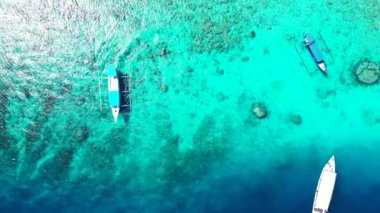 Sahil şeridi temiz suyun içinden görünüyor. Bali 'de Rahatlama. 
