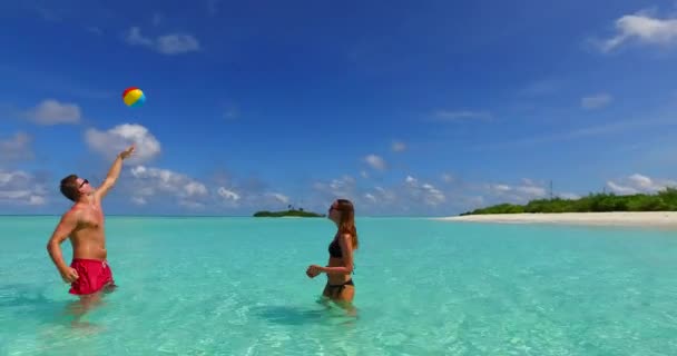 Genç Adam Kadın Deniz Suyunda Valeybol Oynuyorlar Tropik Bir Tatil — Stok video