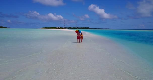 Pareja Luna Miel Descansando Disfrutando Las Vacaciones Verano Isla Maldivas — Vídeo de stock