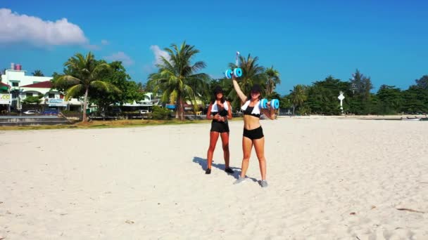 Atractivas Mujeres Atléticas Haciendo Ejercicio Playa — Vídeos de Stock