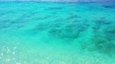 Lüks su bungalovları sahilde tatil yapıyor. Fransız Polinezyasındaki Bora Bora 'da egzotik bir sahne.