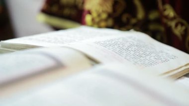 Açılan kitap kapatın