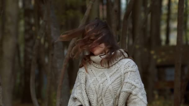 Femme d'automne dans le parc d'automne — Video