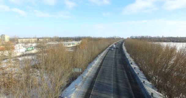 Estrada com carros no inverno — Vídeo de Stock