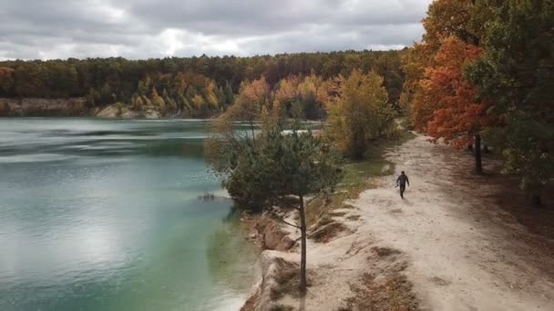 Fotógrafo trabalhando em terra — Vídeo de Stock