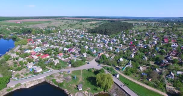 Мале село зі ставком — стокове відео