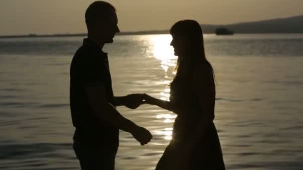 Silhouet van romantisch koppel — Stockvideo