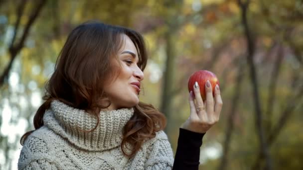 Mulher com maçã no parque — Vídeo de Stock