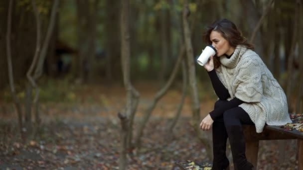 Mujer con taza de café — Vídeos de Stock