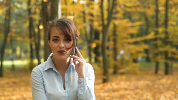 Chica con teléfono en el parque — Vídeos de Stock
