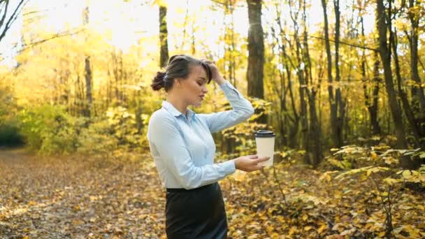 公園でのコーヒーを持つ女性 — ストック動画