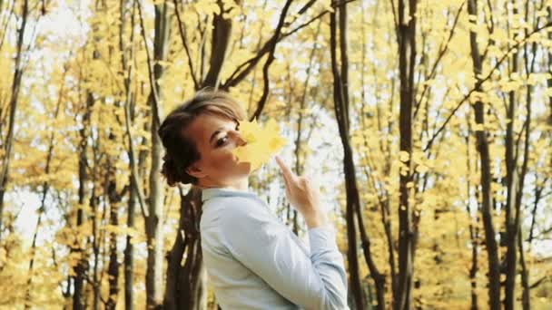 Gyönyörű nő álmodik az őszi parkban — Stock videók