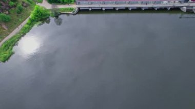 Küçük bir nehirde bir baraj. Yaz mevsimi
