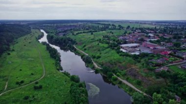 yeşil orman ve nehir havadan görünümü