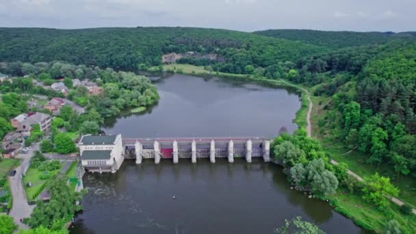 Uitzicht vanuit de lucht kleine dam op de rivier — Stockvideo