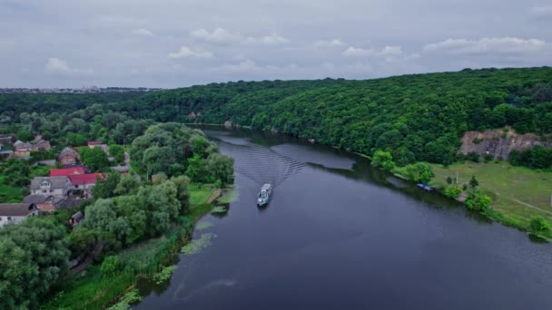 Малий пасажирський корабель на річці — стокове відео