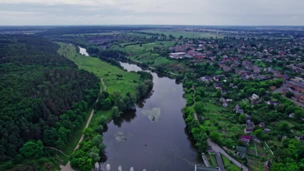 Flygfoto liten damm på floden — Stockvideo